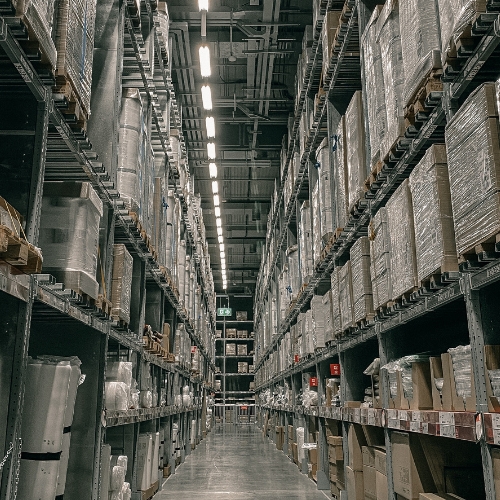 A THR Sistemas oferece gestão de estoque com controle de saldos, movimentações, múltiplos depósitos e inventário integrado ao ERP.